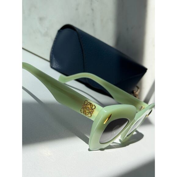 NEW Loewe LW40127I Anagram Thick Sunglasses in Green main image 5
